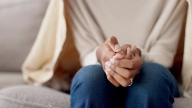 Eller, anksiyete ve siyah kadın, stres ve depresyonlu akıl sağlığı, psikoloji ve kişinin yardıma ihtiyacı var. Danışmanlık, dua ve depresyon kadın, başa çıkma mekanizması ve sorun endişe.