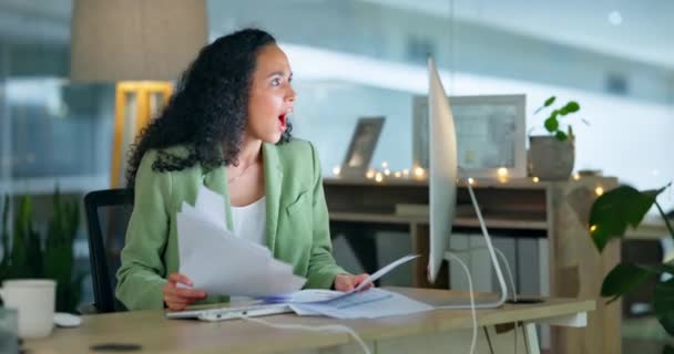 Бросок Бумага Успех Черная Женщина Офисе Ночью Целей Празднования Цели — стоковое видео