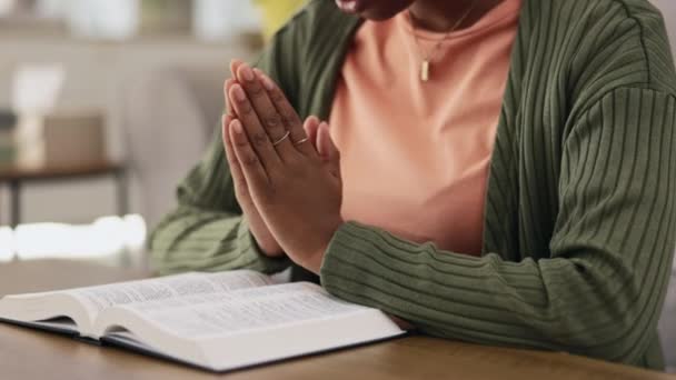 Mulher Negra Mãos Oração Adoração Com Bíblia Cristão Espiritual Gratidão — Vídeo de Stock