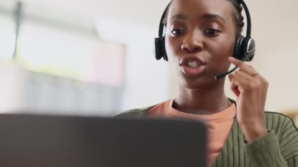 黑人妇女 脸和呼叫中心 联系我们 与客户交谈 帮助和建议 Crm和笔记本电脑 带麦克风的耳机 带有电话推销 对话和女性的通信和客户服务 — 图库视频影像