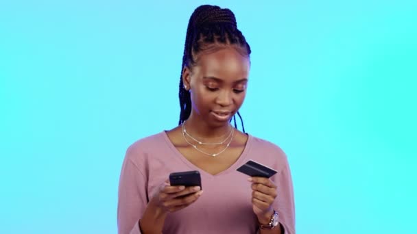 Zwarte Vrouw Creditcard Smartphone Voor Online Winkelen Retail Betaling Met — Stockvideo