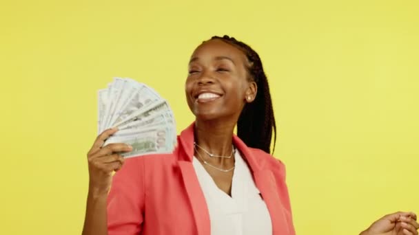 粉丝和赢家 在工作室里有一个黑人女人 背景是黄色的 拥有金钱 金融或财富 投资和交易中获胜后手中拿着美元钞票的女性 — 图库视频影像