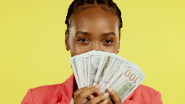Портрет Щаслива Чорна Жінка Шанувальник Грошей Макет Долара Заощадження Прибуток — стокове відео