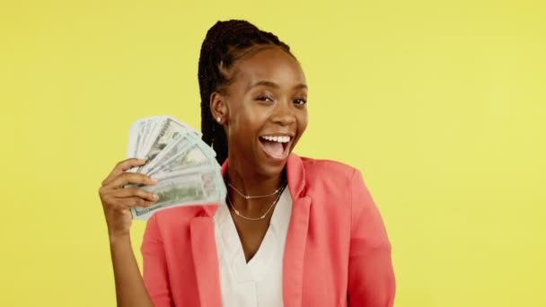 粉丝和赢家 在工作室里有一个黑人女人 背景是黄色的 拥有现金 金钱或财富 投资和交易中获胜后手中拿着美元钞票的女性 — 图库视频影像