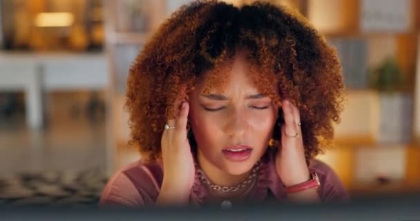 Schwarze Frau Kopfschmerzen Und Schmerzen Mit Burnout Und Massage Webdesignerin — Stockvideo