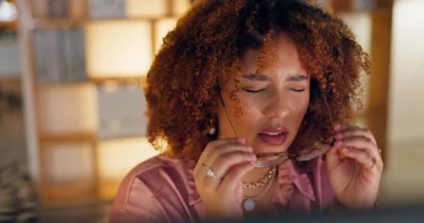 黒の女性 燃え尽きて呼吸する痛み ビジョンの問題を持つウェブデザイナーやラップトップ ストレス片頭痛と残業期限 専門家の女性と危機 — ストック動画