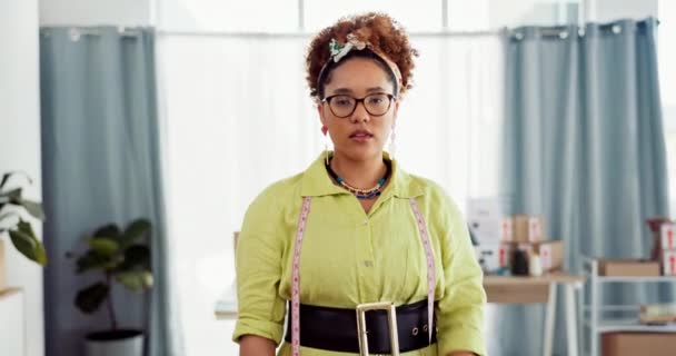 Ägare Små Företag Och Ansikte Svart Kvinna Vid Start Allvarligt — Stockvideo