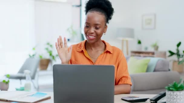 笔记本电脑 波浪和黑人妇女在家庭办公室 在线会议或网络研讨会上的视频通话 笔记本和快乐的自由职业者或远程工作者在虚拟聊天中挥手致意和讨论 — 图库视频影像