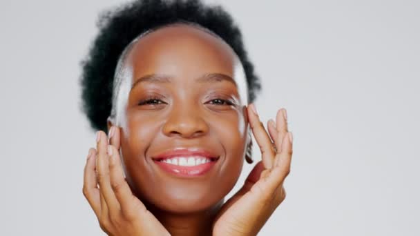 Rosto Mãos Mulher Negra Sorriso Para Beleza Brilho Cuidados Com — Vídeo de Stock