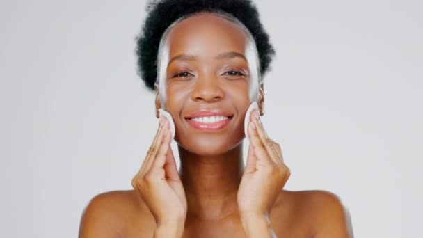 Facial Cuidado Piel Mujer Negra Con Almohadilla Algodón Cara Sonrisa — Vídeo de stock