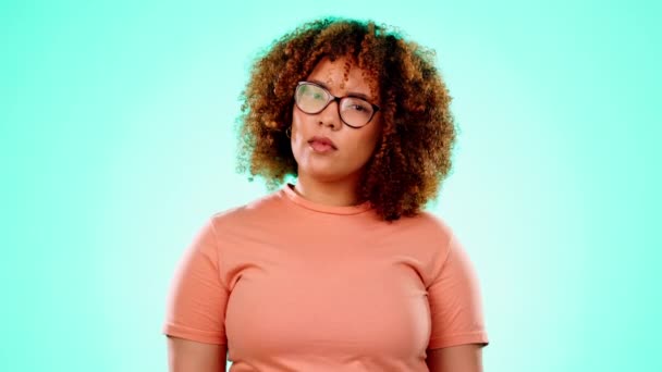Portre Düşünme Stüdyoda Mavi Arka Planda Siyah Bir Kadın Tefekkür — Stok video