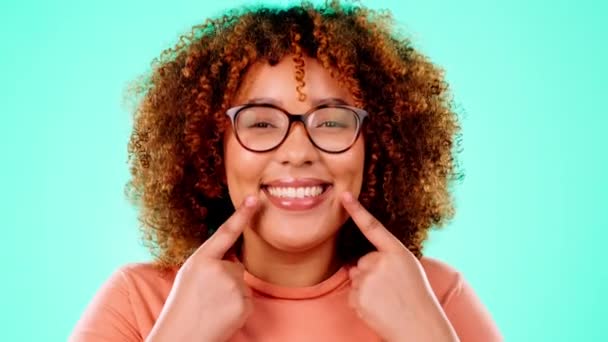 Cara Mulher Negra Apontando Para Boca Sorriso Felicidade Contra Fundo — Vídeo de Stock