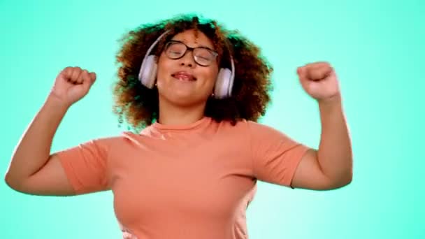 Auriculares Música Baile Mujer Negra Estudio Con Fondo Turquesa Feliz — Vídeos de Stock