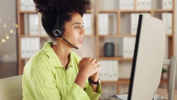 黒人女性 コールセンター 顧客サービスのための夜のコンピュータ上のコンサルティング オフィスでのサポートのテレマーケティング アフリカ系アメリカ人女性コンサルタントの話と仕事は遅いPcでお問い合わせ — ストック動画
