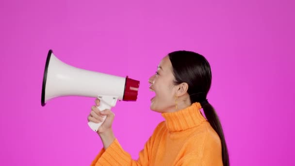 Megáfono Voz Opinión Con Mujer Asiática Gritando Por Comunicación Anuncio — Vídeo de stock