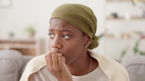 Stress Ansiedade Unhas Mordendo Por Mulher Negra Sofá Preocupado Paranóico — Vídeo de Stock