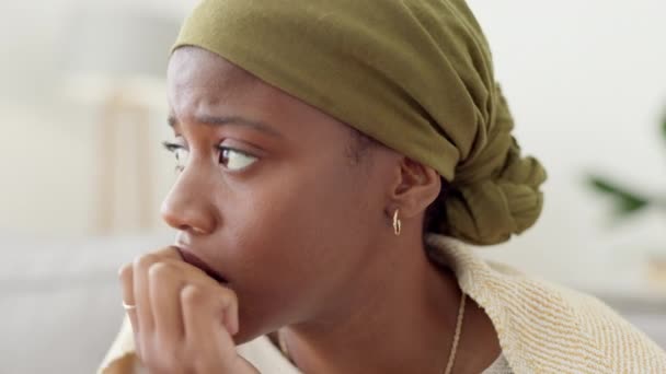 ストレス 爪はソファの黒い女性によってかむ 彼女の家の中で心配し うつ病 精神衛生上の問題を持つ少女リビングルームで 孤独と悲しい 恐れと危機 — ストック動画