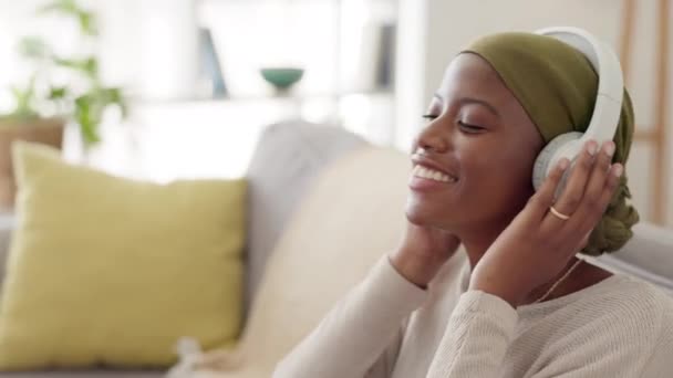 Glücklich Entspannend Und Musik Für Eine Frau Mit Kopfhörern Auf — Stockvideo