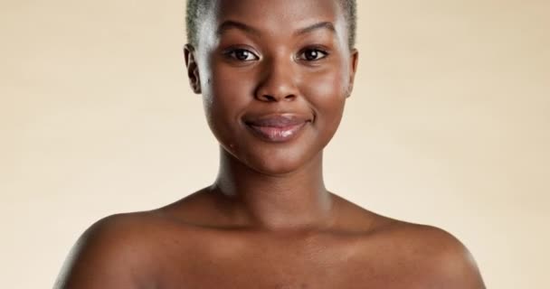 Güzellik Cilt Bakımı Yüz Bakımı Için Gülümseyen Siyah Kadın Yüzü — Stok video