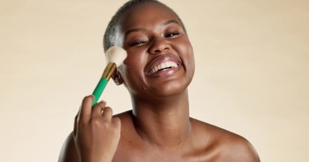 Belleza Risa Mujer Negra Con Pincel Estudio Para Maquillaje Rutina — Vídeo de stock