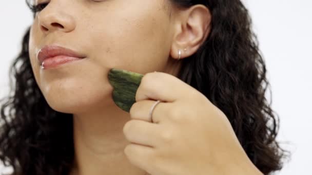 Skincare Wajah Dan Kecantikan Oleh Wanita Menggunakan Batu Giok Sebagai — Stok Video