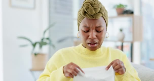 Černá Žena Kýchající Nemocná Tkání Pohovce Obývacím Pokoji Pro Foukání — Stock video