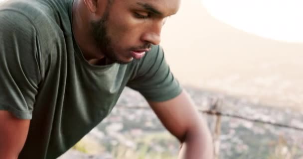 Fitness Homme Regarder Cours Exécution Commencer Vérifier Temps Pour Exercice — Video