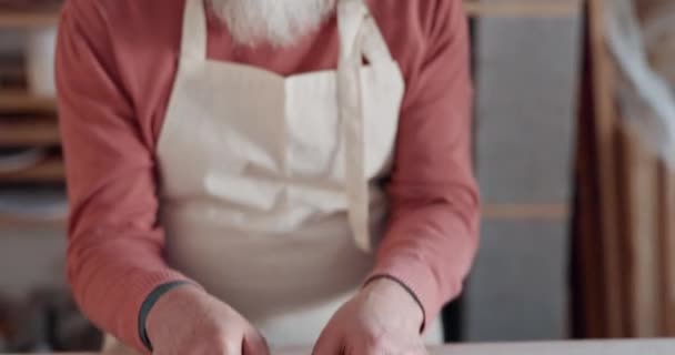 Pottery Kreativní Starší Pár Mluví Umění Objetím Polibky Spolu Třídě — Stock video