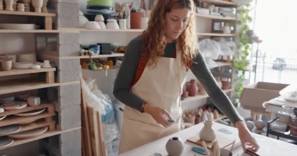 プロダクトデザインプロセスのための彼女のスタートアップの小売店やワークショップスタジオで陶器 中小企業の所有者の女性 粘土制作のキャリアを持つ若い創造性デザイナー起業家アーティスト — ストック動画