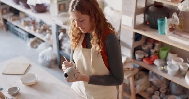 自宅のスタジオで創造的な仕事に取り組む陶器 アート デザインの女性アーティスト 花瓶のプロジェクトに粘土のステンシルパターンを準備する学習ワークショップや家で陶芸デザイナーや学生 — ストック動画
