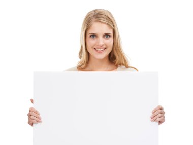 Mesajını yaymana yardım edecek. Çekici bir kadının stüdyo portresi. Elinde beyaz bir afiş var.