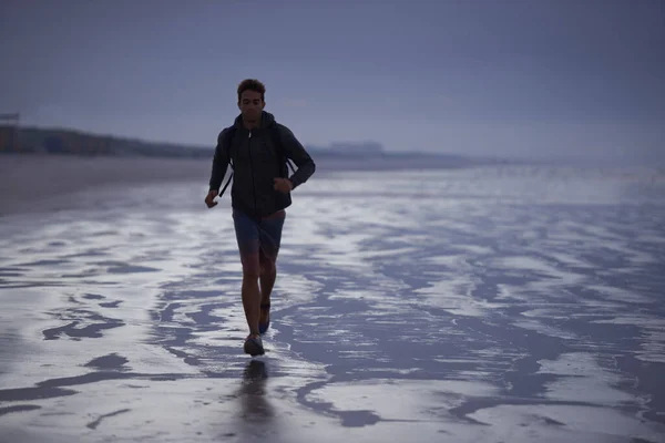 Zaczynając Biegania Plaży Młody Mężczyzna Biegający Plaży Wczesnym Rankiem — Zdjęcie stockowe