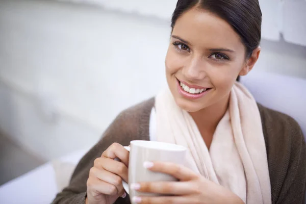 Deze Koffie Het Waard Van Genieten Glimlachende Jonge Vrouw Genieten — Stockfoto