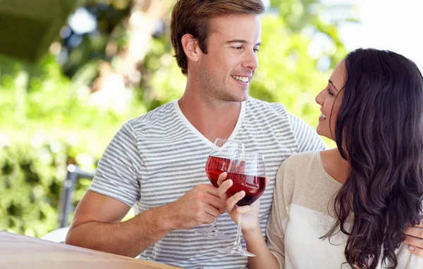 よろしくお願いします パティオでワインを飲んでいる若いカップル — ストック写真