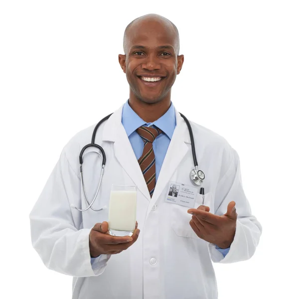 Rekommenderas Sjukvårdspersonal Ung Afrikansk Läkare Som Håller Ett Glas Mjölk — Stockfoto