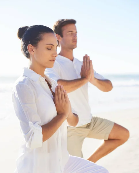 Nous Vivons Équilibre Avec Nature Jeune Couple Qui Fait Yoga — Photo