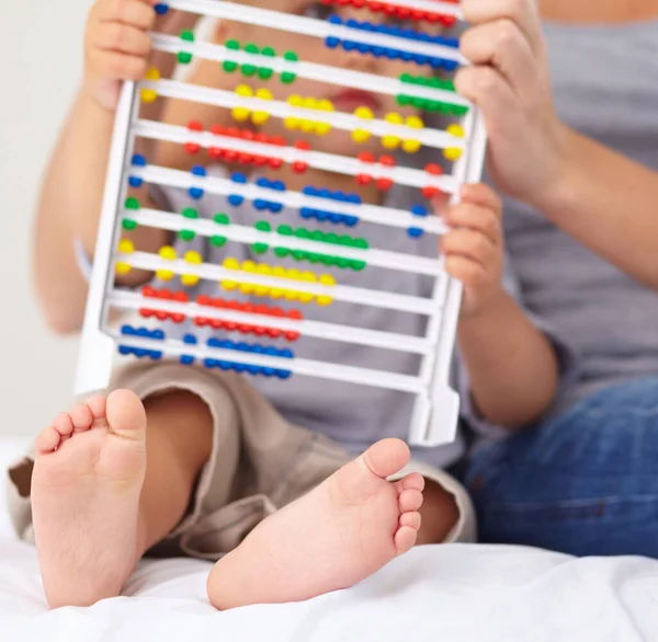 Learning Count Cropped Image Mother Her Toddler Son Counting Abacus — Stock Photo, Image