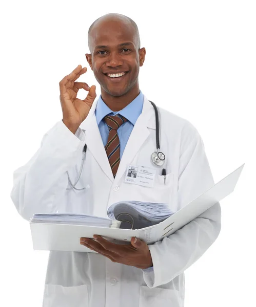 Twoja Kartoteka Medyczna Wygląda Dobrze Młody Afrykański Lekarz Zatwierdzający Papierkową — Zdjęcie stockowe