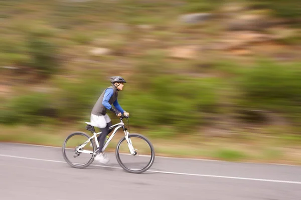 Έτρεχε Ποδήλατό Του Ένας Νεαρός Ποδήλατο Βουνού Κατηφορίζει — Φωτογραφία Αρχείου