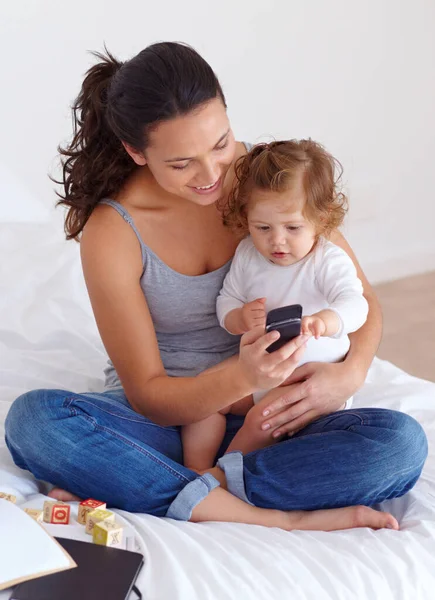 Ihr Beibringen Wie Ein Handy Funktioniert Eine Junge Mutter Hält — Stockfoto