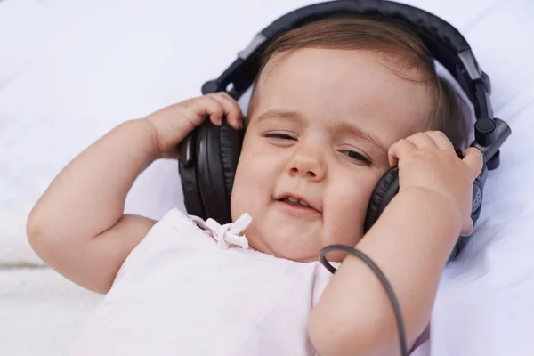 Открывая Себя Радости Музыки Милая Маленькая Девочка Смеется Слушая Музыку — стоковое фото