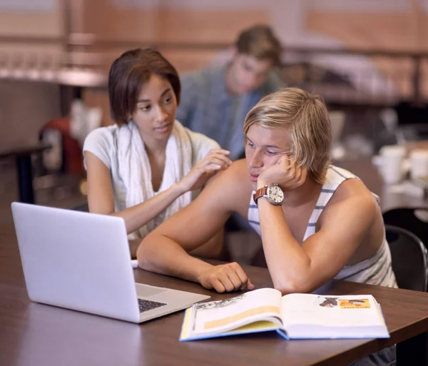 Neboj Zvládneš Dva Studenti Zkoumají Své Úkoly Společně Notebooku — Stock fotografie