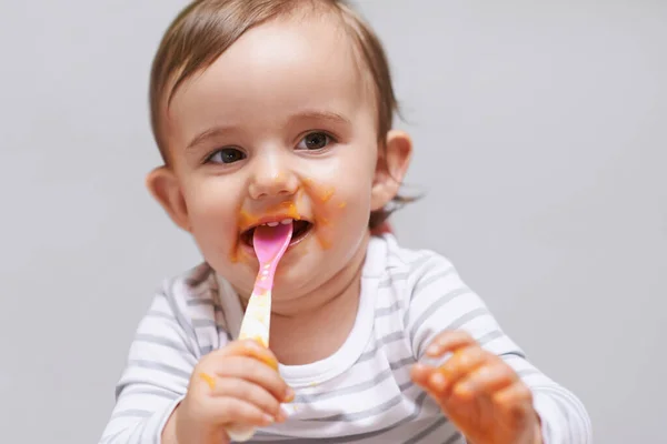 Mmmm Bene Piccolo Bambino Carino Seduto Seggiolone Mangiare — Foto Stock