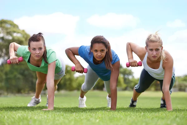 Träna Som Ett Team Grupp Unga Kvinnor Som Tränar Med — Stockfoto