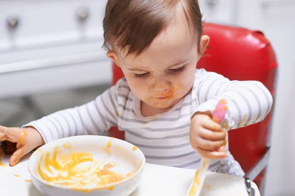 Sta Imparando Fretta Piccolo Bambino Carino Seduto Seggiolone Mangiare — Foto Stock