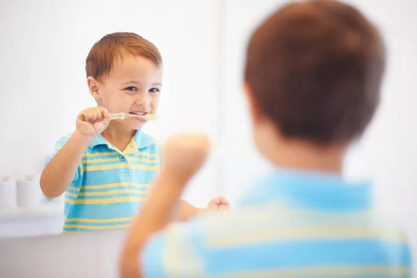 Sağlıklı Hijyen Öğreniyor Tatlı Bir Çocuk Aynada Dişlerini Fırçalıyor — Stok fotoğraf