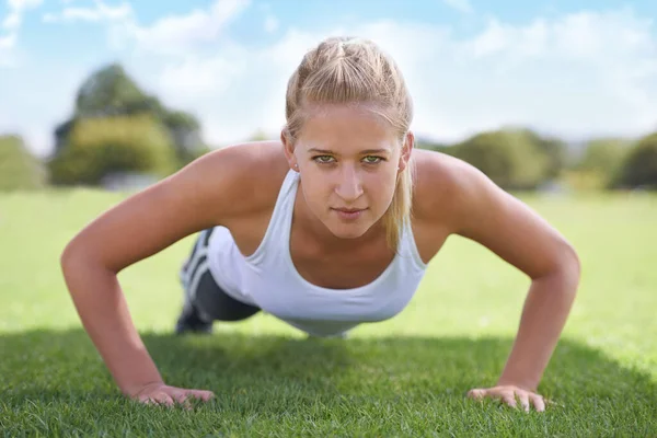 Focused Her Toning Portrait Young Woman Doing Pushups Grass — Stock Photo, Image