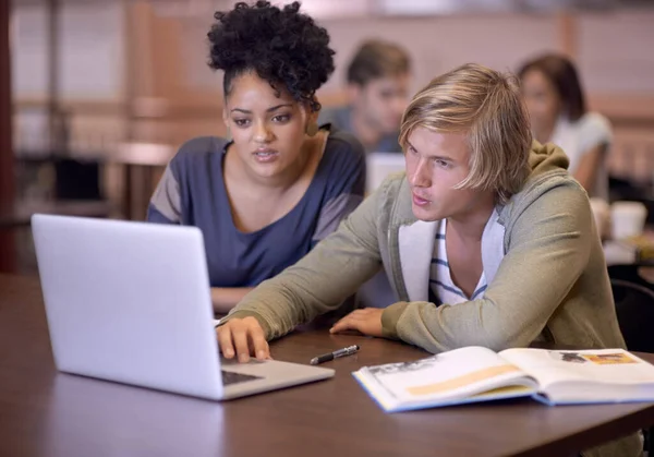 Resolver Trabalho Juntos Dois Estudantes Pesquisando Suas Atribuições Juntos Laptop — Fotografia de Stock