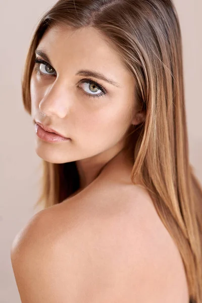 Beguiling Beauty Studio Portrait Attractive Model Gazing Camera — Stock Photo, Image