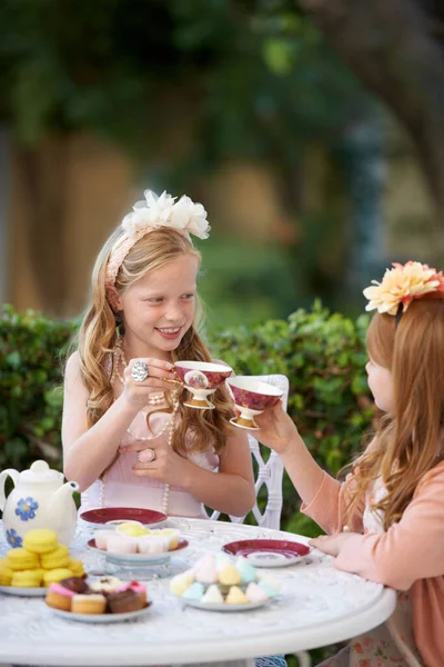 信じられないほどのお茶会を開く 裏庭で茶会を開いてる2人の若い女の子 — ストック写真